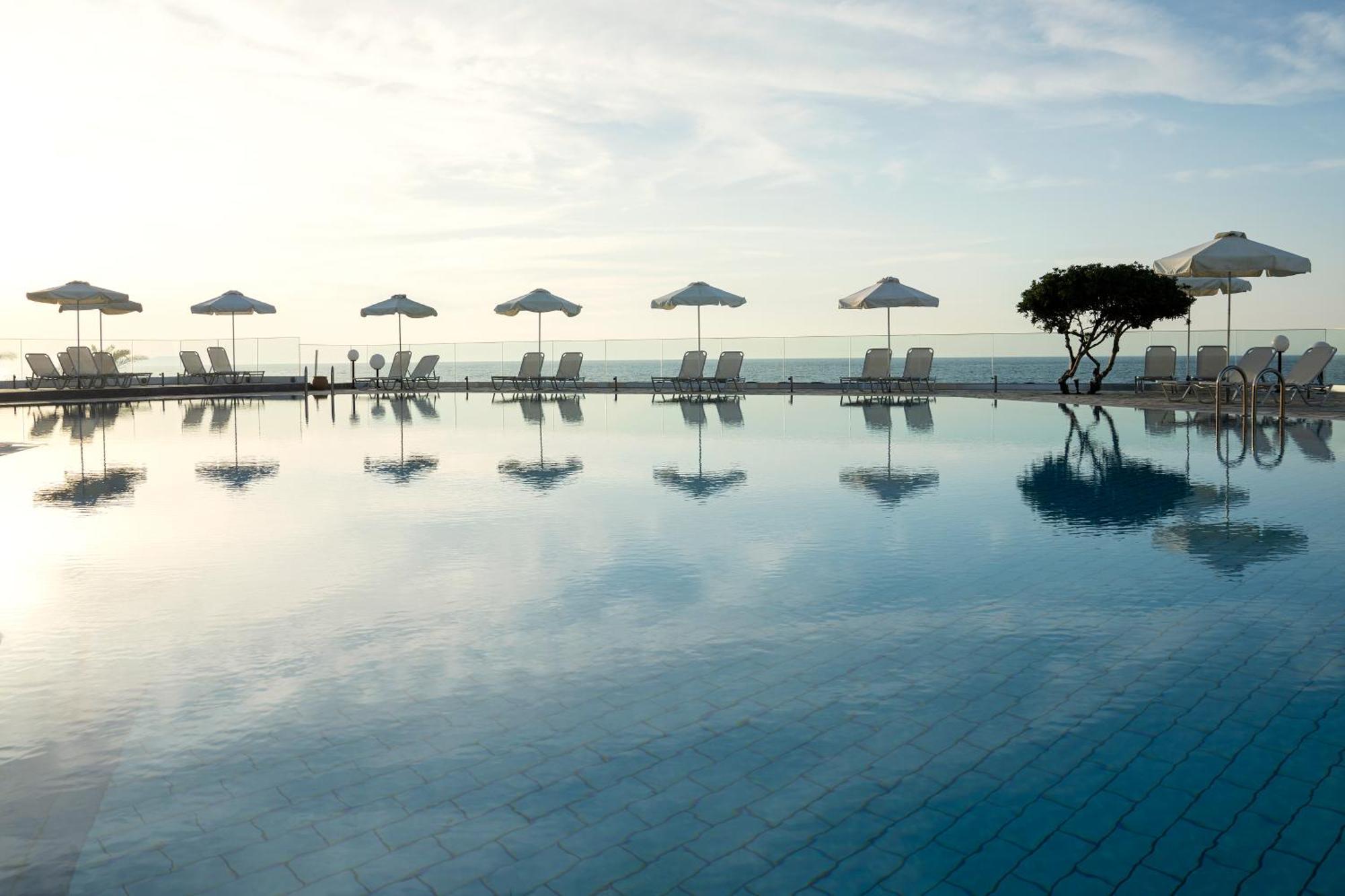 Maritimo Beach Hotel Сіссяв Екстер'єр фото